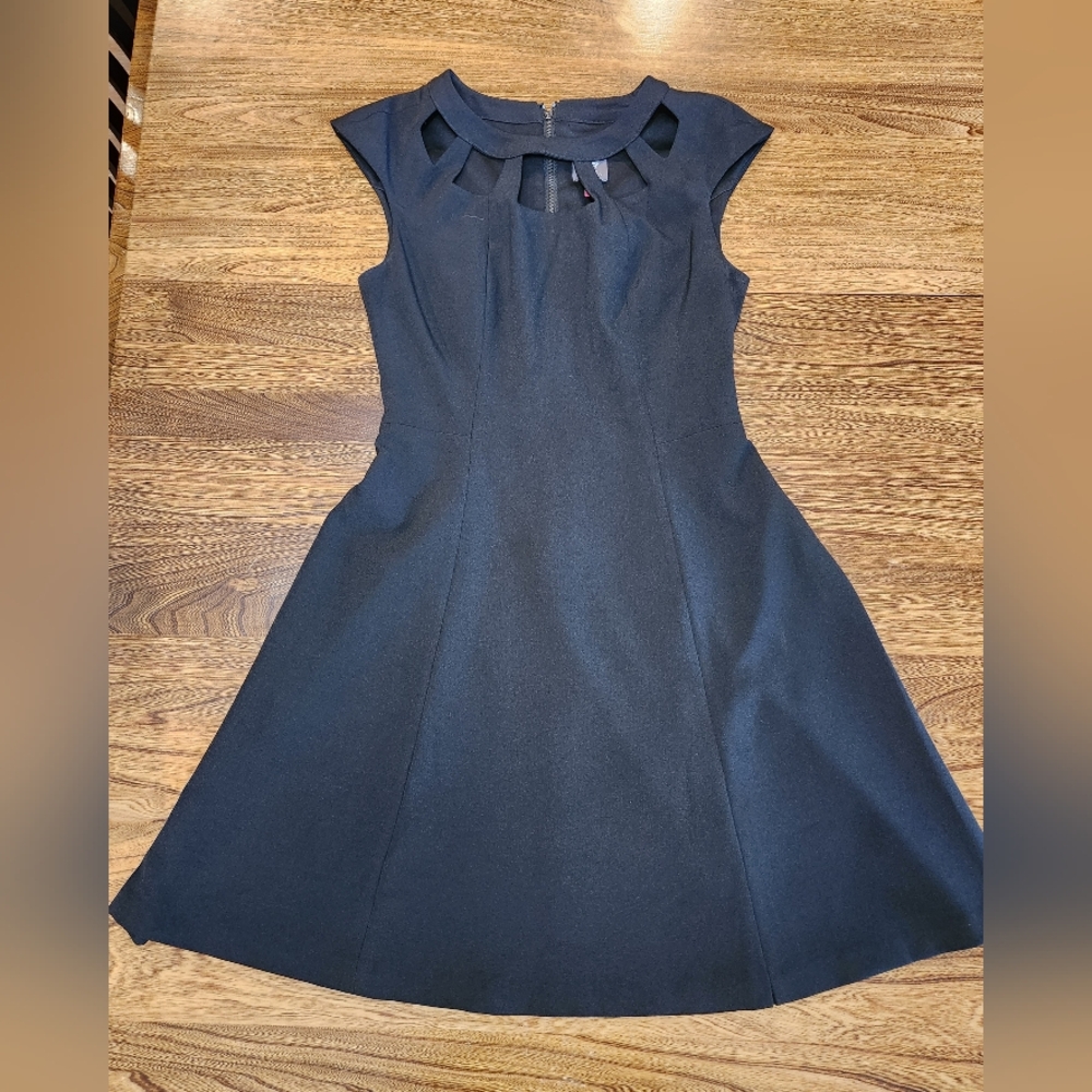 Vince Camuto~Womens~Black~ Formal/Cocktail Dress~Cutout~ Neck~Sleeveless~Size 6
